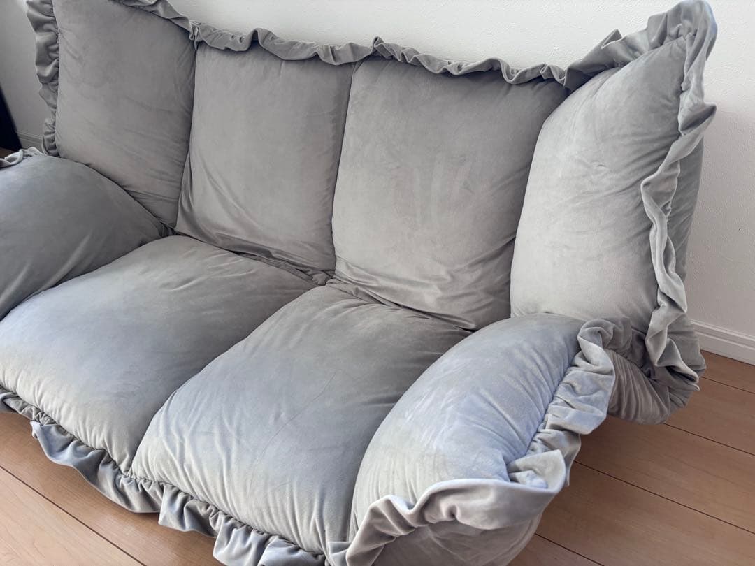 引き取り限定　フランフラン　フリル付きグレー2人掛けソファ