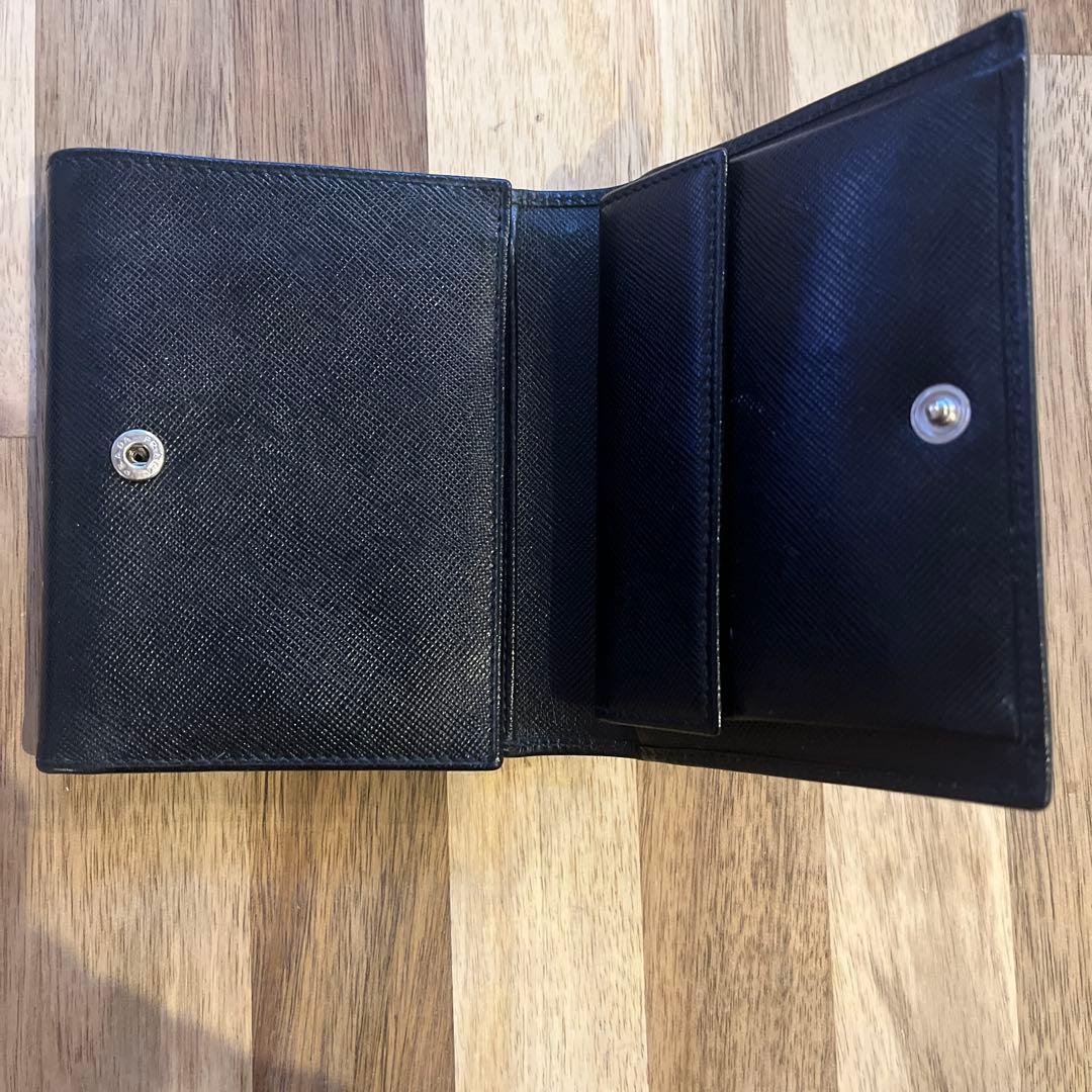 プラダ　三つ折り財布　サフィアーノ
