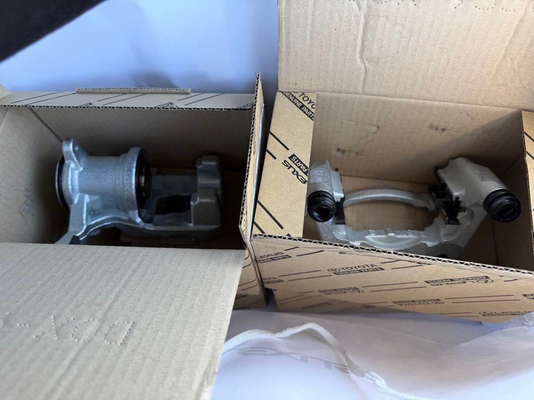 新車外しLEXUS LBXブレーキキャリパーセット 純正　1台分セット