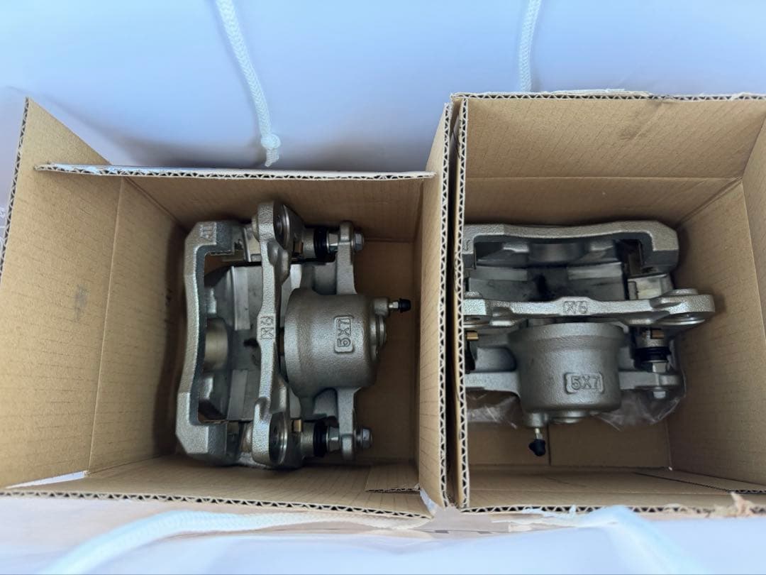 新車外しLEXUS LBXブレーキキャリパーセット 純正　1台分セット