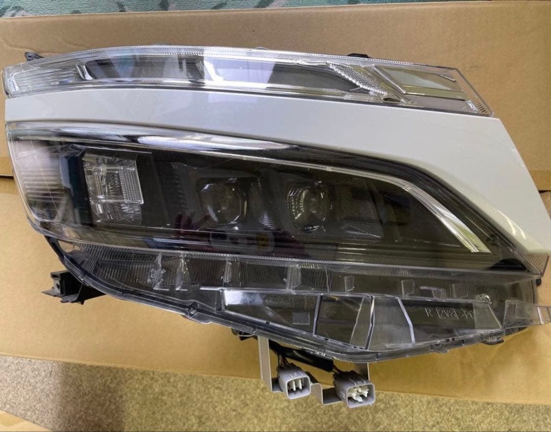令和２年式　80ヴォクシー 後期ヘッドライト