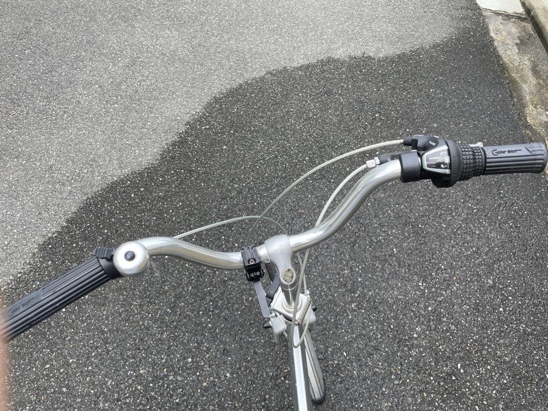 ほぼ新品の シンプルな折りたたみ自転車 シルバー 6段変速