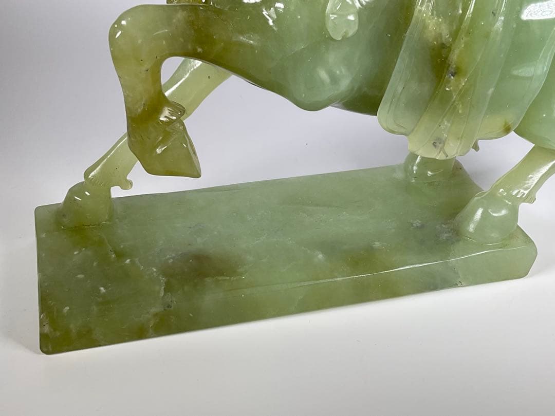 中国美術　砡製　玉石　翡翠　馬　彫刻　台座付　置物　幅約28cm