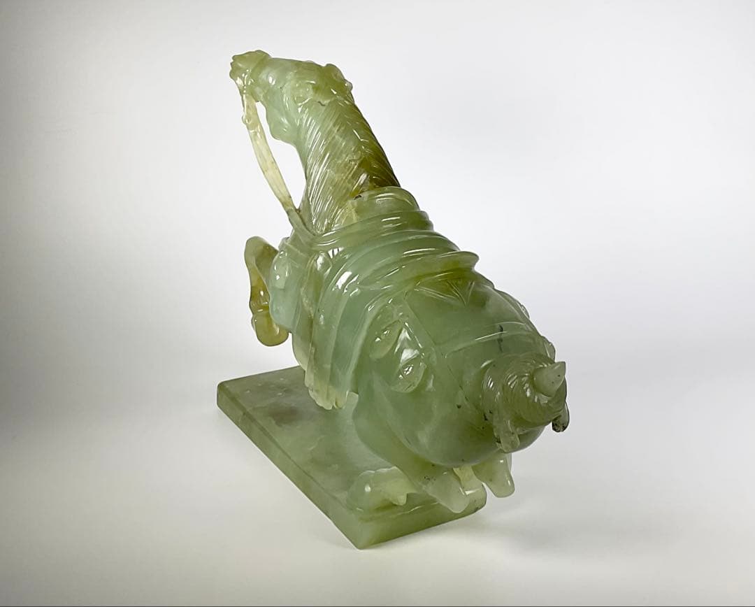 中国美術　砡製　玉石　翡翠　馬　彫刻　台座付　置物　幅約28cm
