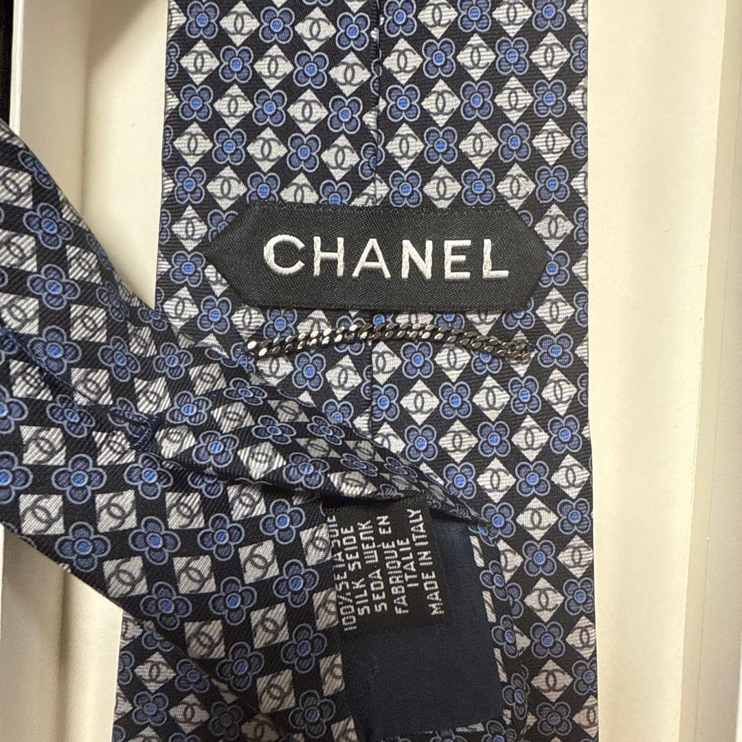 美品　シャネル　ネクタイ　黒・紺　CCココマーク 花柄　チェーン付