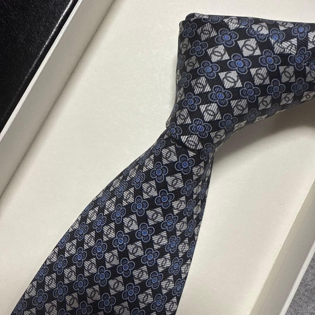 美品　シャネル　ネクタイ　黒・紺　CCココマーク 花柄　チェーン付