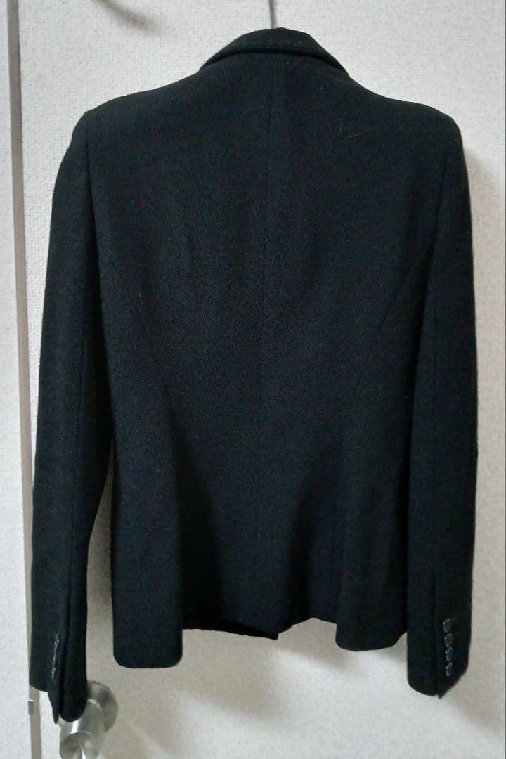 アレキサンダー・マックイーンのパワーショルダージャケット。