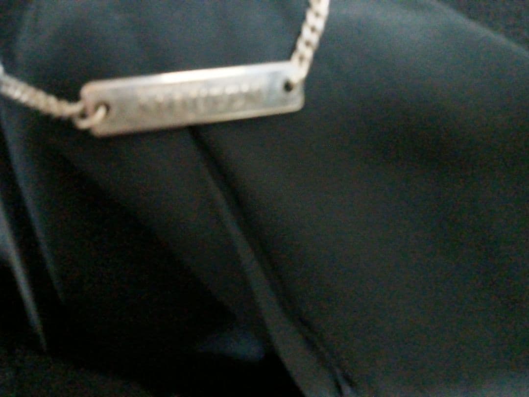 アレキサンダー・マックイーンのパワーショルダージャケット。