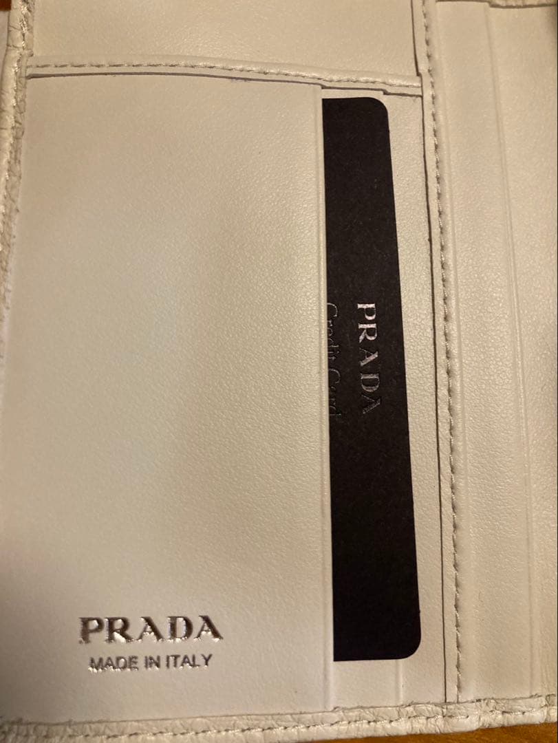【新品未使用】PRADA 二つ折り財布 ホワイト