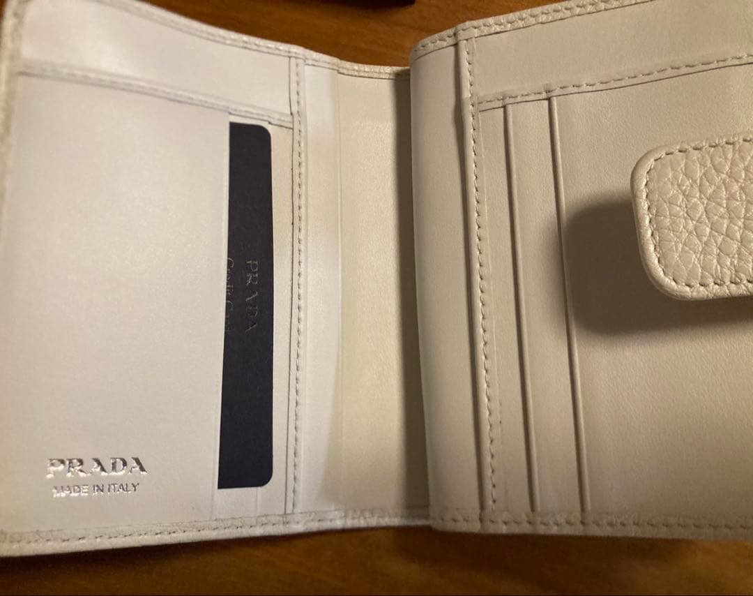 【新品未使用】PRADA 二つ折り財布 ホワイト