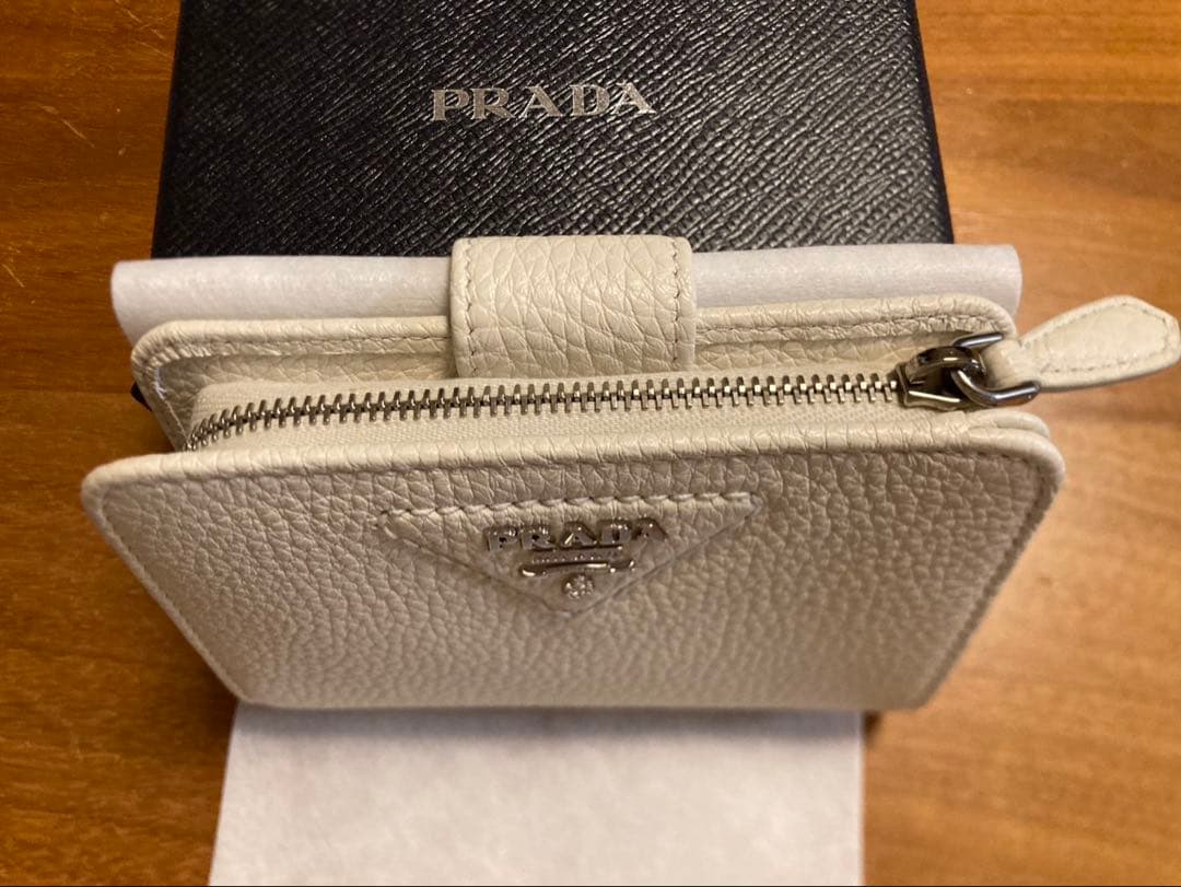 【新品未使用】PRADA 二つ折り財布 ホワイト
