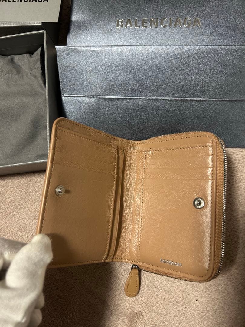 【りこ】BALENCIAGA ベージュ 二つ折り財布
