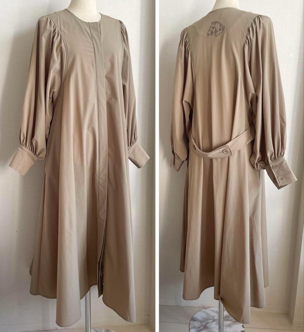 SUM1 STYLE/スミ スタイル　馬刺繍ワンピースコート　ベージュ　ホース