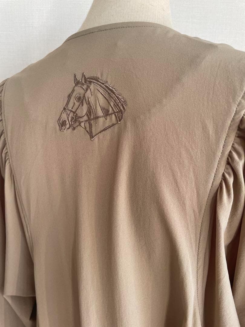 SUM1 STYLE/スミ スタイル　馬刺繍ワンピースコート　ベージュ　ホース