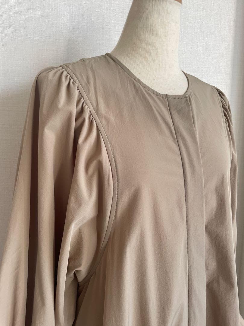 SUM1 STYLE/スミ スタイル　馬刺繍ワンピースコート　ベージュ　ホース