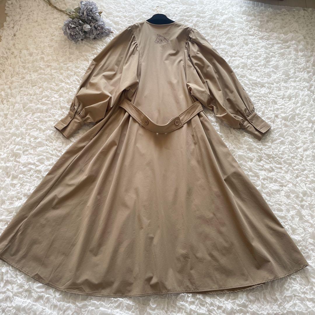 SUM1 STYLE/スミ スタイル　馬刺繍ワンピースコート　ベージュ　ホース