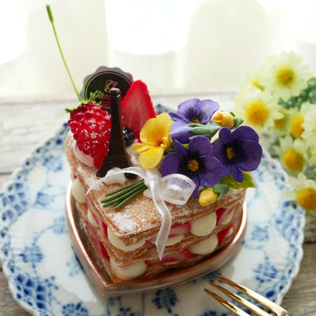 【＊さおり＊様】フェイクスイーツ◆菫ブーケ飾♬ハート型♡パリパリ苺のミルフィーユ