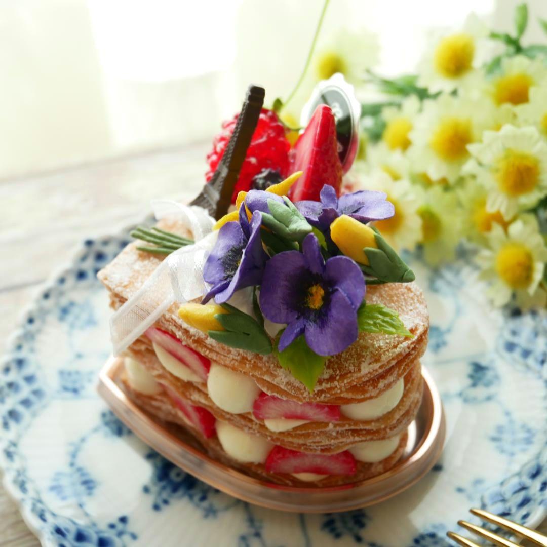 【＊さおり＊様】フェイクスイーツ◆菫ブーケ飾♬ハート型♡パリパリ苺のミルフィーユ