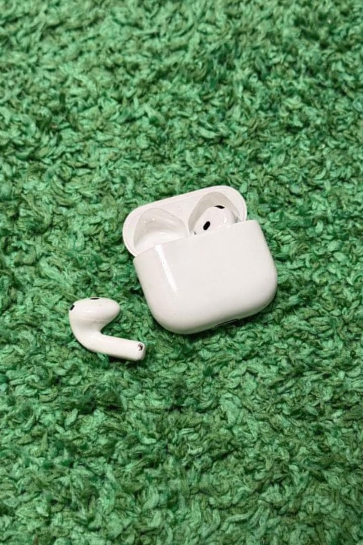 Apple AirPods（第4世代）本体 ケース付き