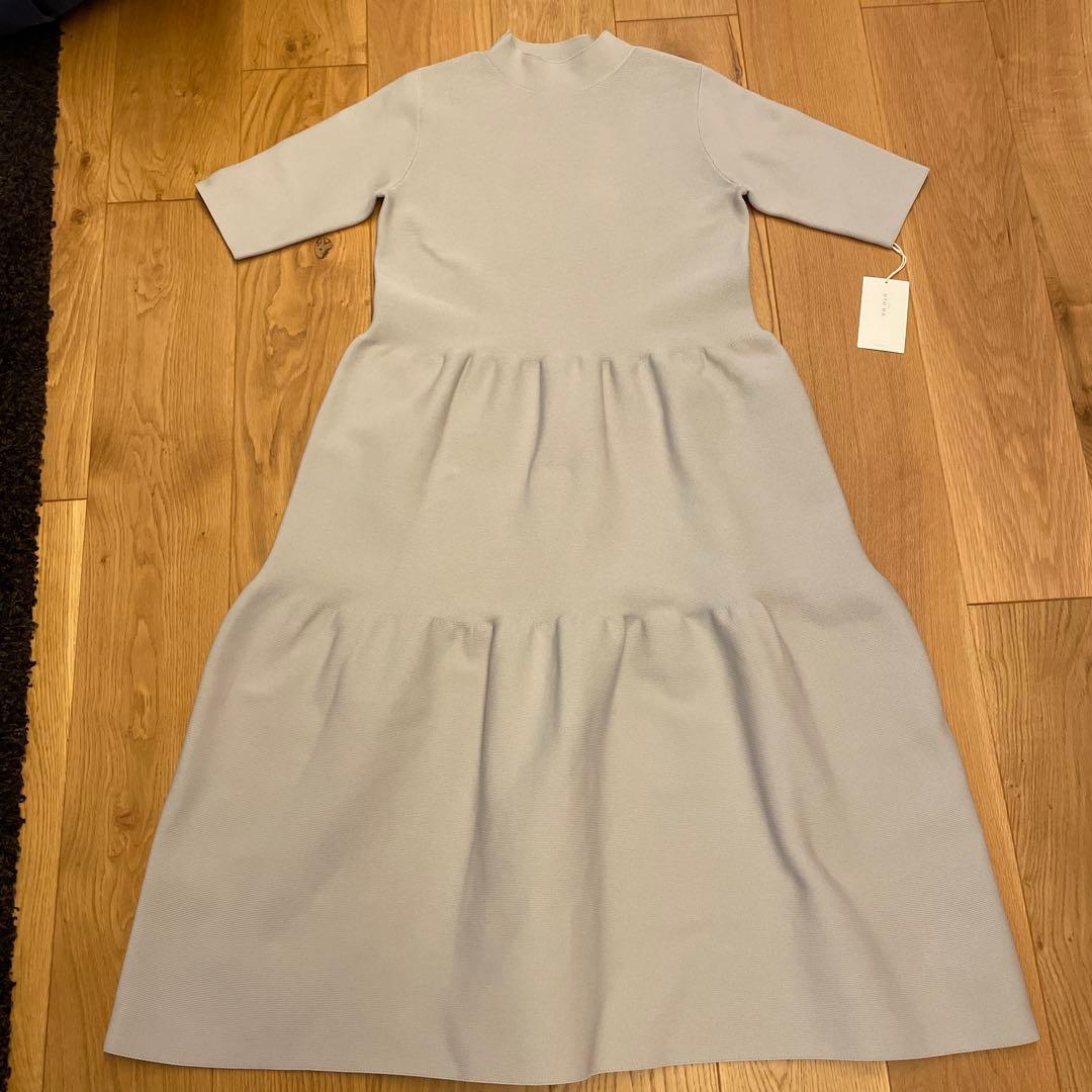 プラスオトハ ボトルネック ニットワンピース ライトグレー