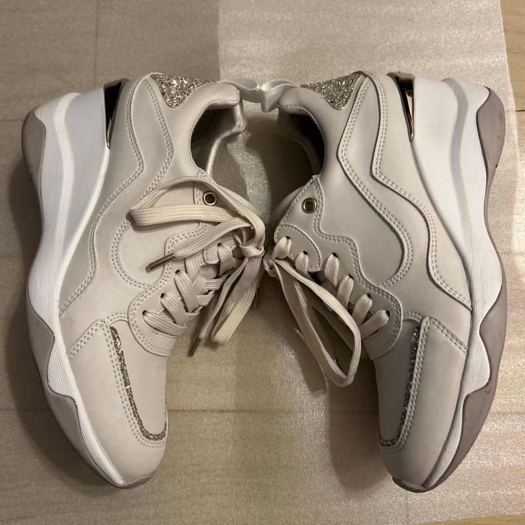 【＋diana】ホワイトビジュー付きスニーカー