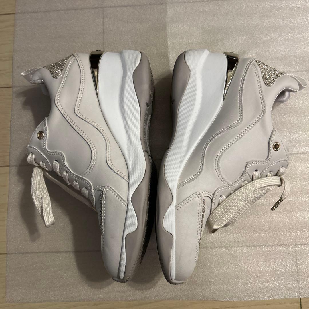 【＋diana】ホワイトビジュー付きスニーカー