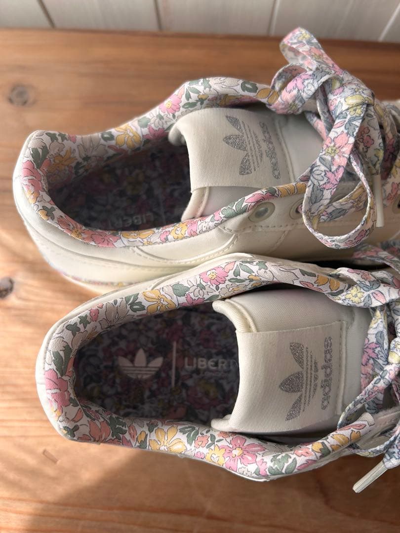 adidas リバティ スニーカー ホワイト花柄