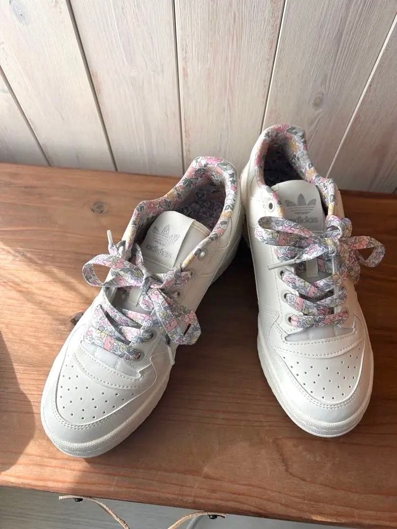 adidas リバティ スニーカー ホワイト花柄