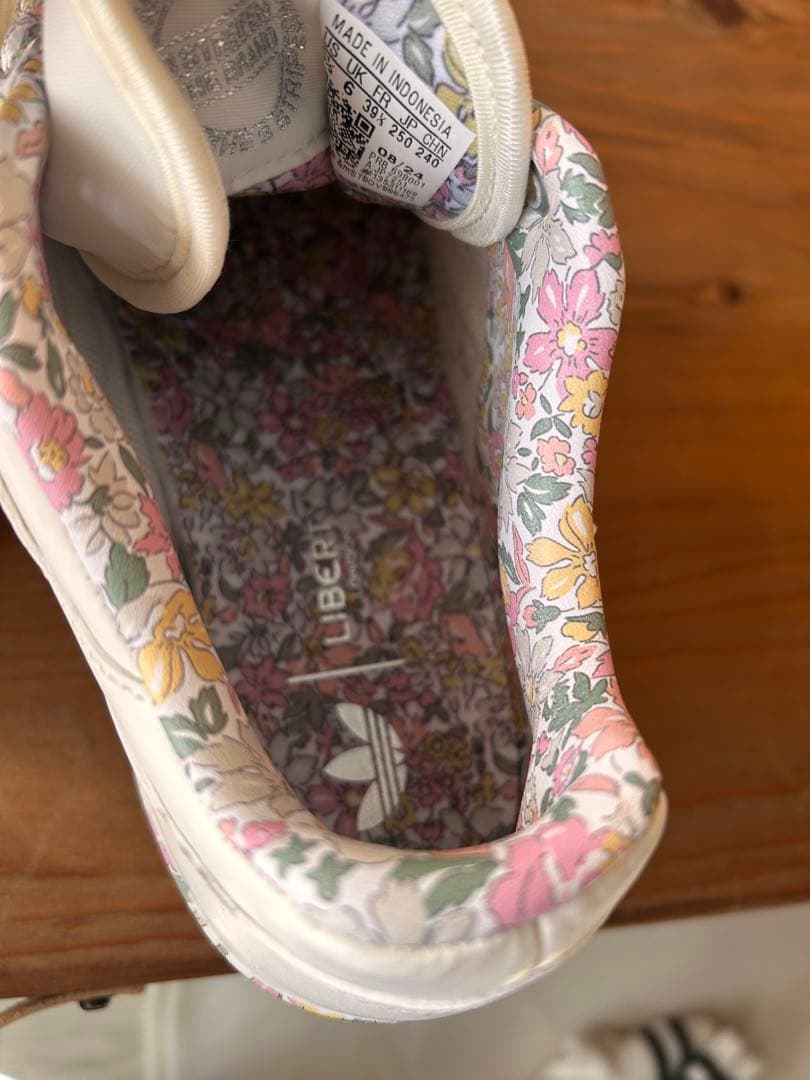 adidas リバティ スニーカー ホワイト花柄