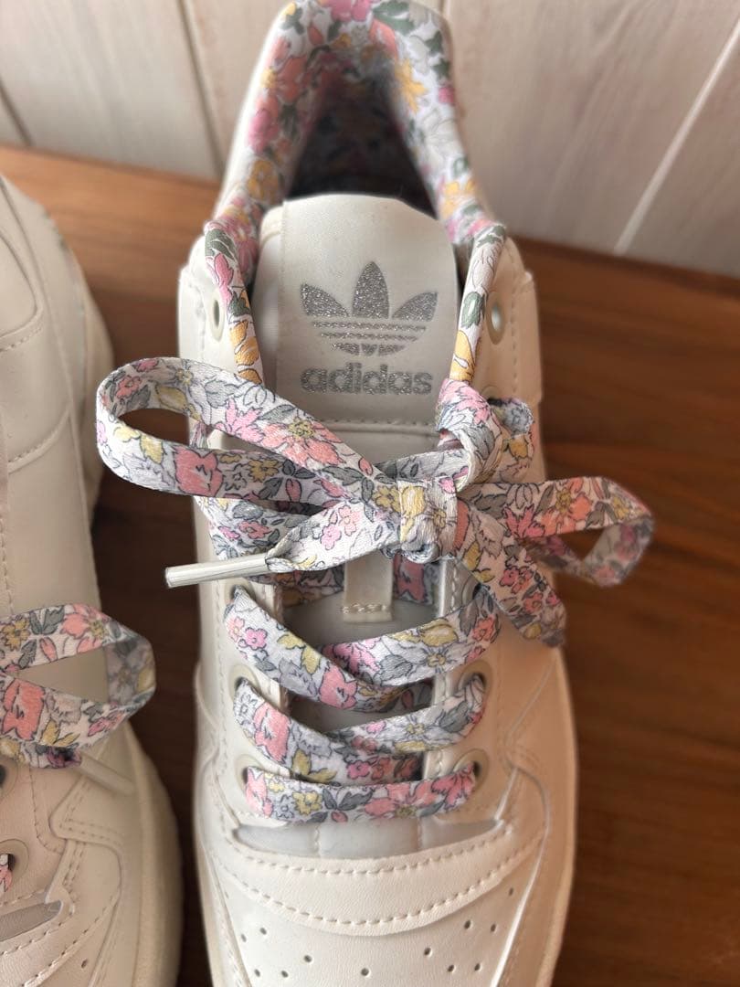 adidas リバティ スニーカー ホワイト花柄