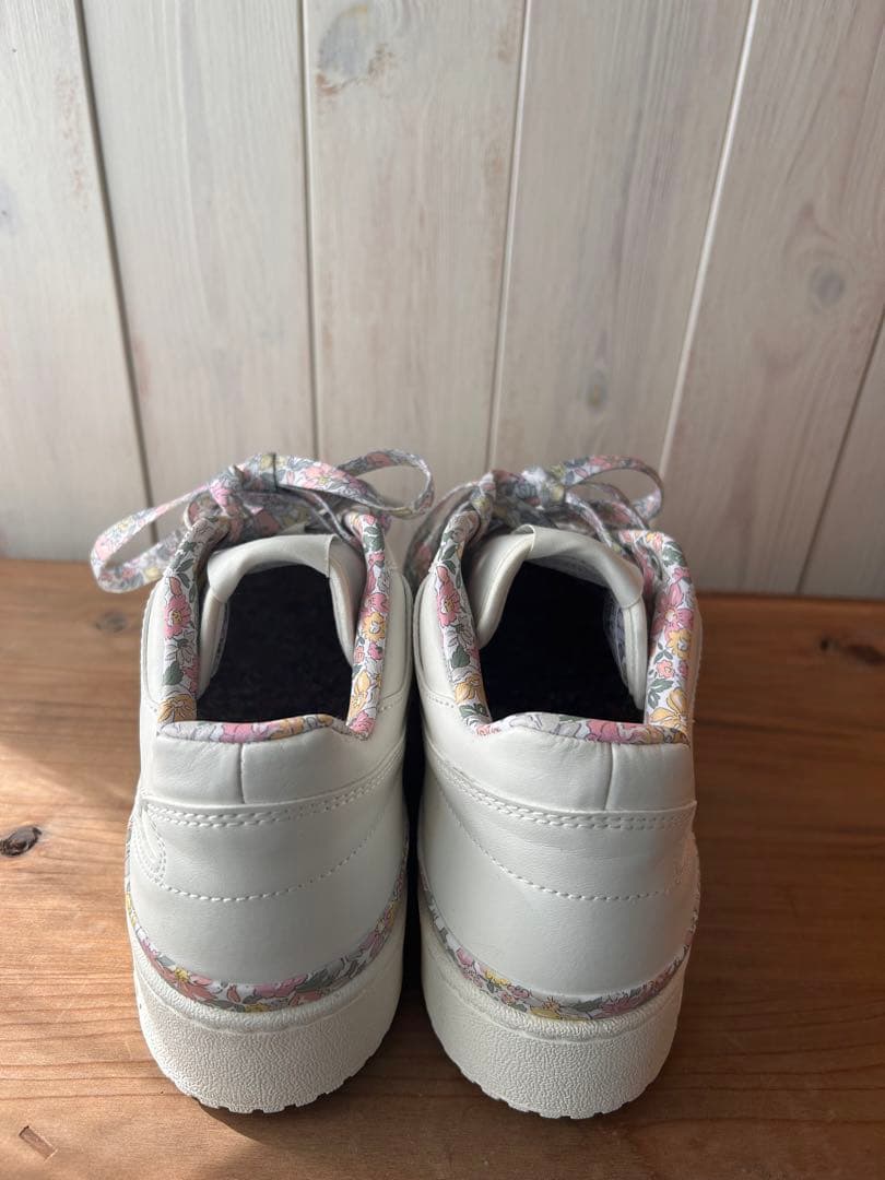 adidas リバティ スニーカー ホワイト花柄