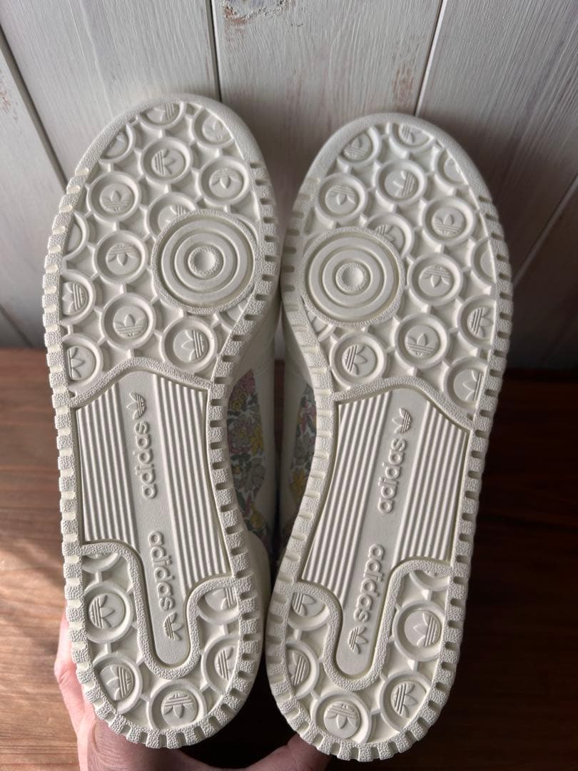 adidas リバティ スニーカー ホワイト花柄
