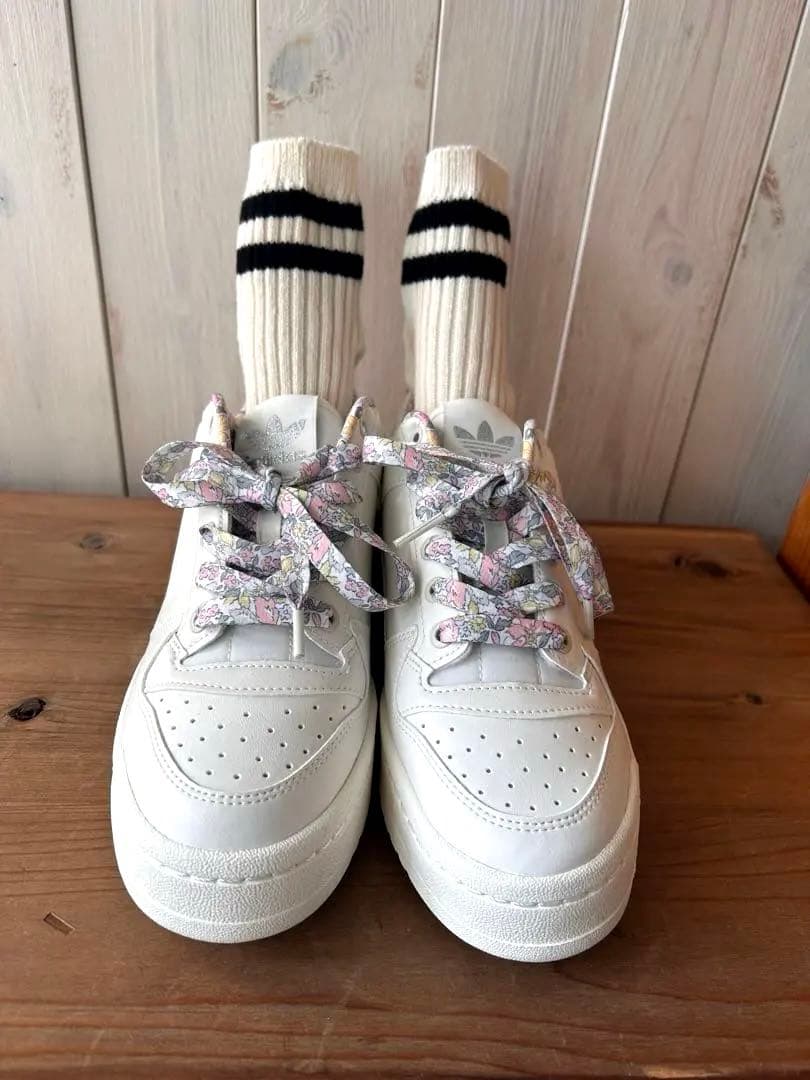 adidas リバティ スニーカー ホワイト花柄
