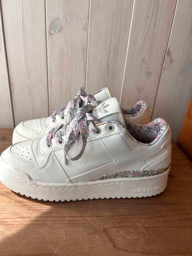 adidas リバティ スニーカー ホワイト花柄
