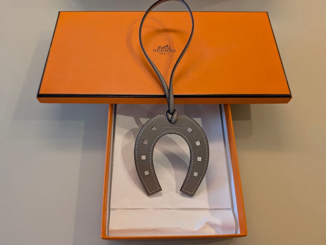 期間限定お値引き新品未使用✨️HERMES パドック チャーム グリアスファルト