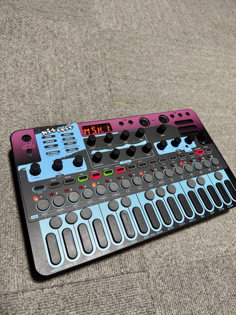 Sonicware Liven BASS&BEATSシンセサイザー