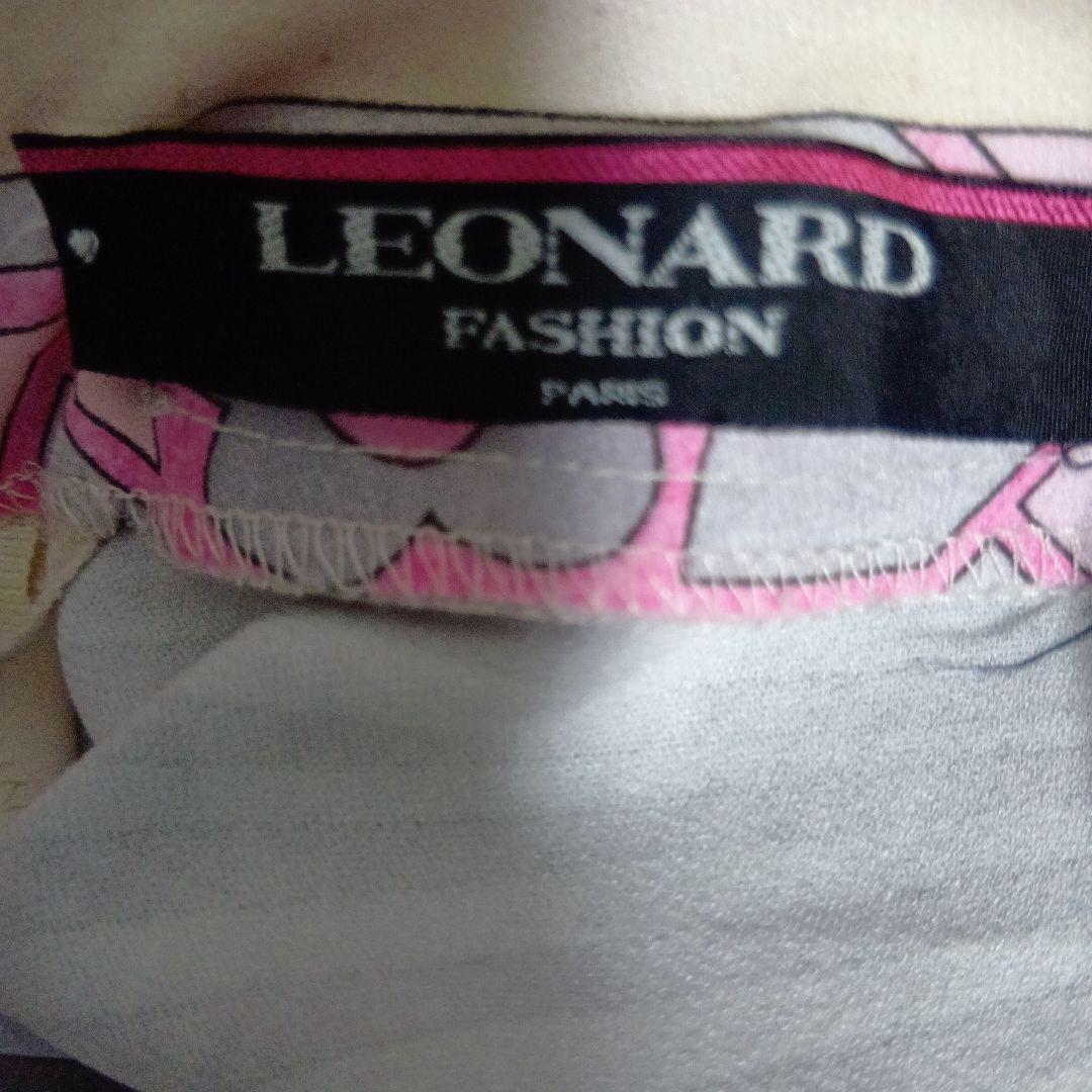 レオナール　きれいめ美品✨️花柄 Vネック 五分袖チュニック　カンカン素材