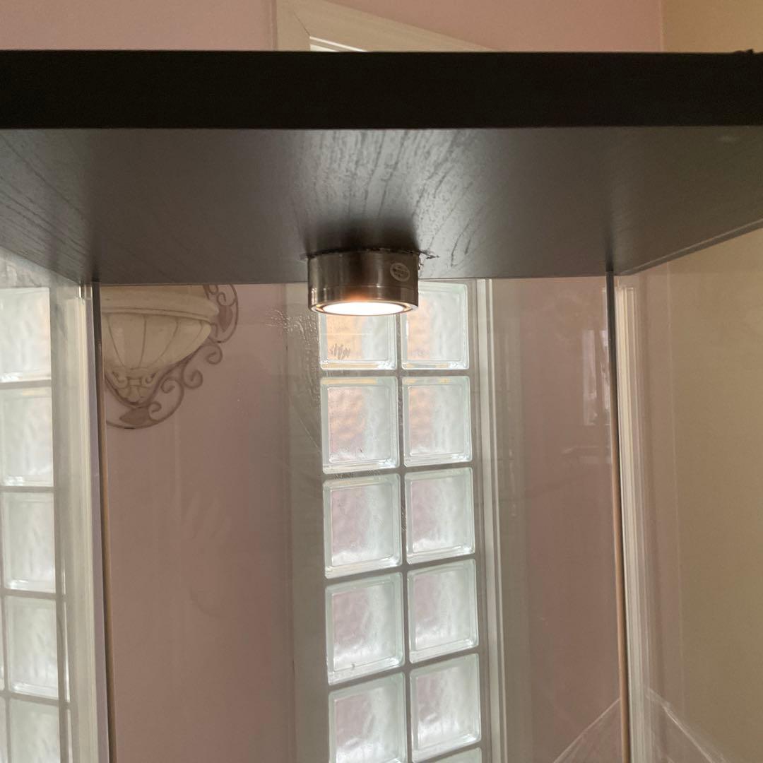 【梱包・発送たのメル便】IKEA デトルフ ライト付き　ガラス扉キャビネット