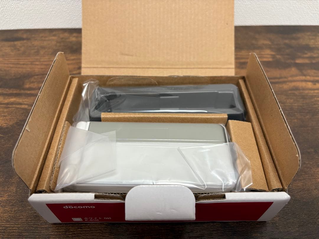 新品未使用　携帯電話　ドコモ　P-01H ホワイト　ガラケー