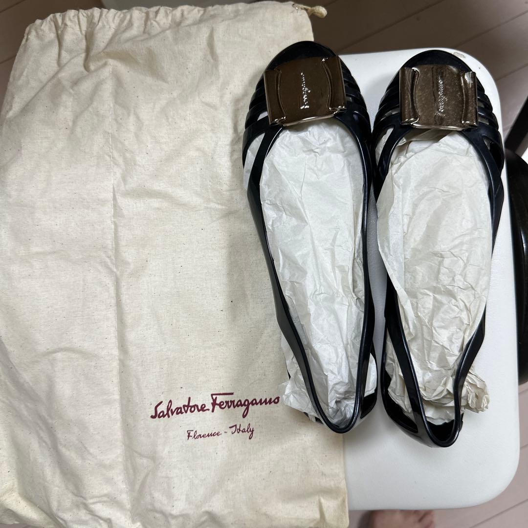 フェラガモ　サンダル　黒　7サイズ