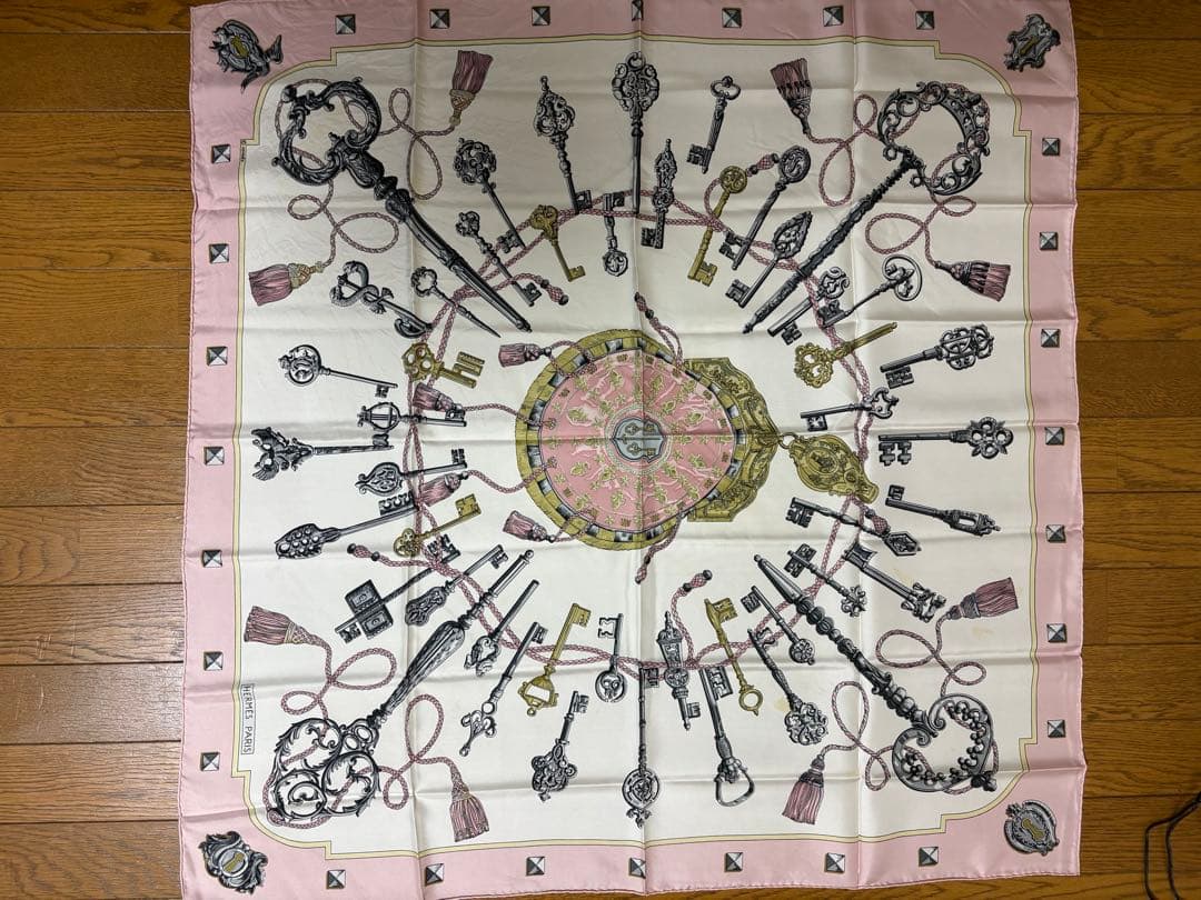 HERMÈS シルクスカーフ 鍵デザイン