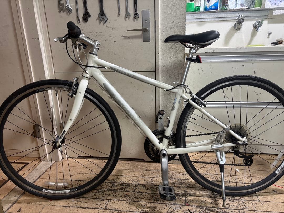 Giant エスケープ　小柄な方向けクロスバイク ホワイト 700C