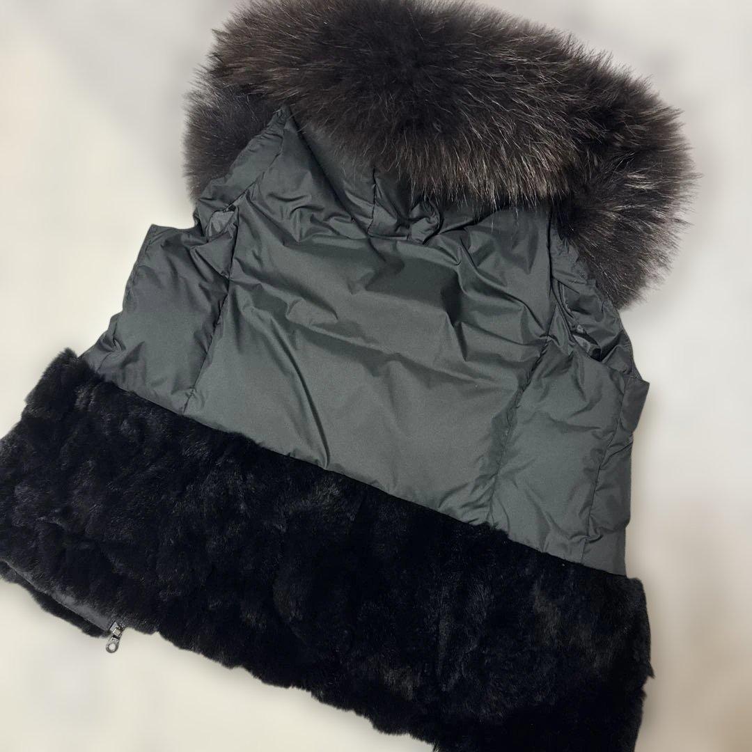 極美品PINORE フード付きブラックダウンベストリアルファー38サイズ