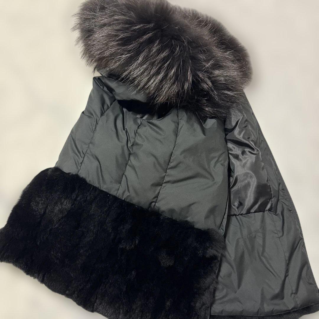 極美品PINORE フード付きブラックダウンベストリアルファー38サイズ