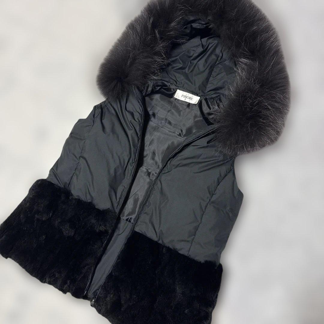 極美品PINORE フード付きブラックダウンベストリアルファー38サイズ