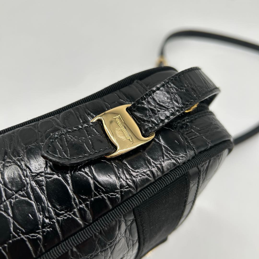 Salvatore Ferragamo ショルダーバッグ ヴァラ 黒 ブラック