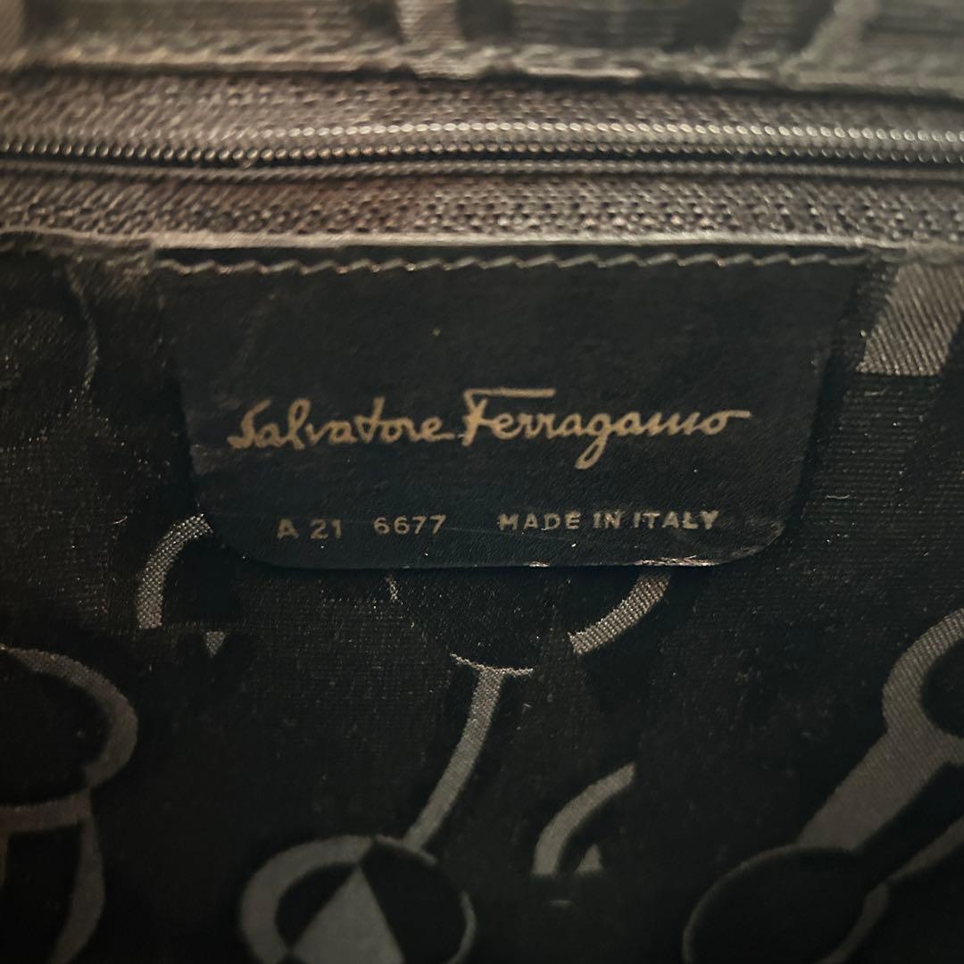 Salvatore Ferragamo ショルダーバッグ ヴァラ 黒 ブラック