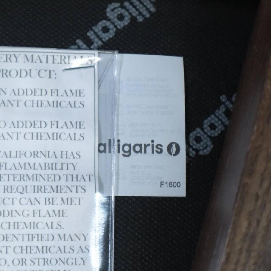 23年製 カリガリス イネス ダイニングチェア 布張り 木製フレーム 2