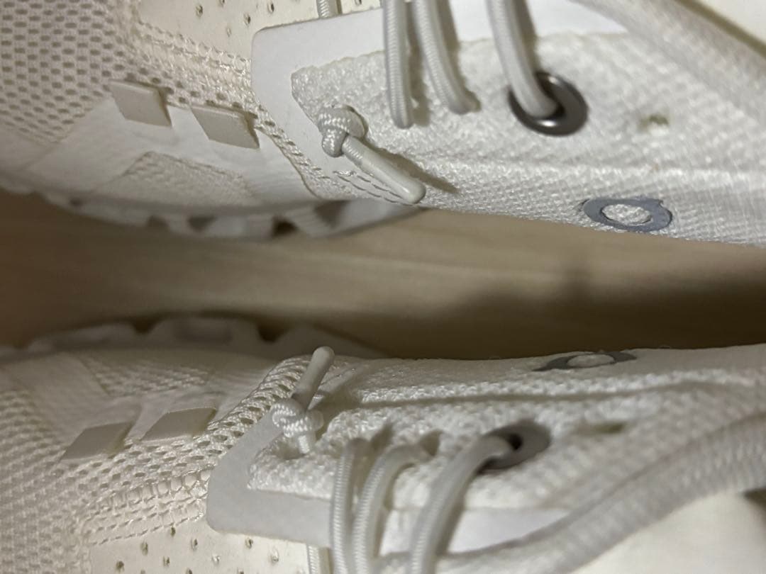 On Cloud ホワイト スニーカー