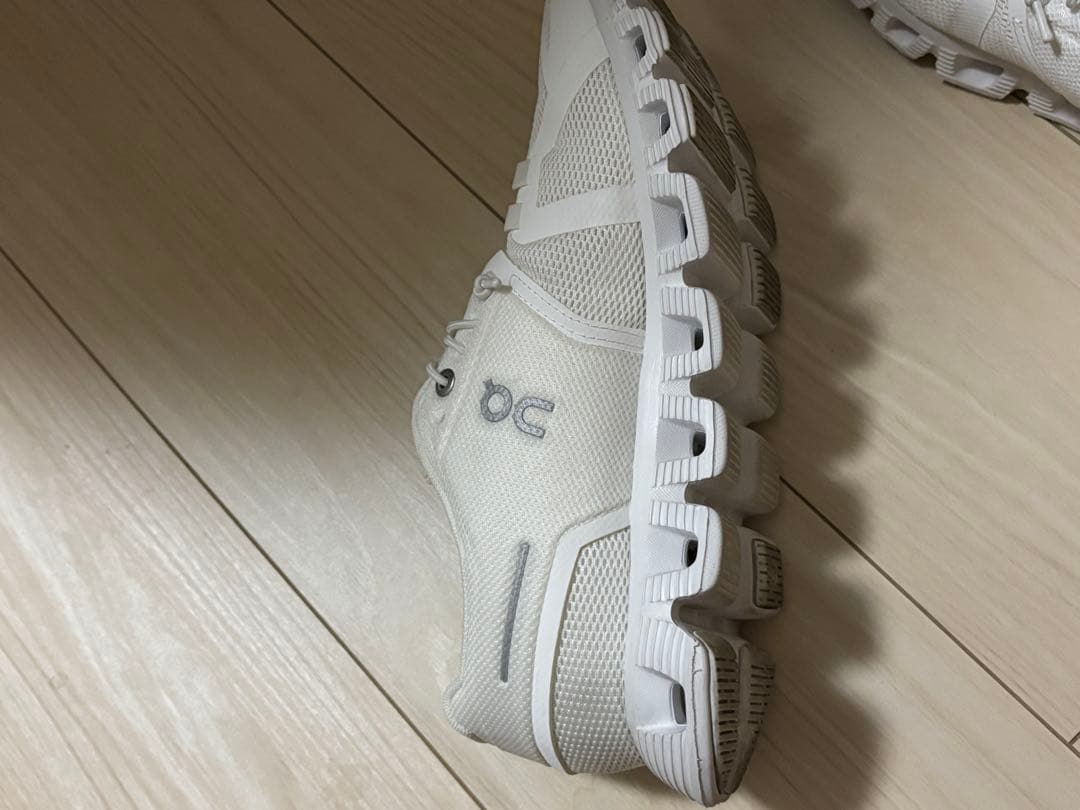 On Cloud ホワイト スニーカー